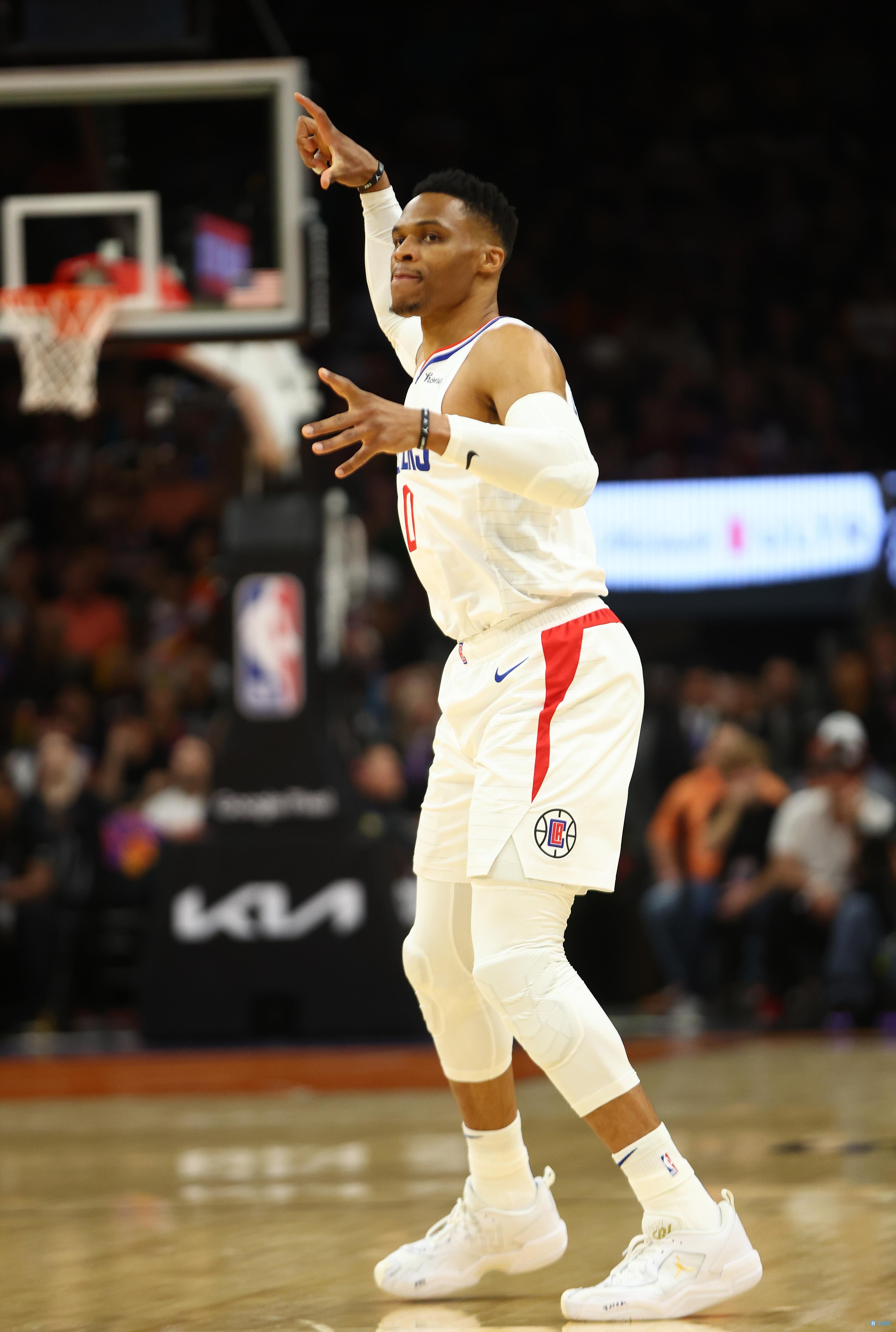 足球的残酷现实（足球世界的冷酷真相）