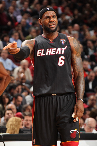 苏亚雷斯因为无球踢人被禁赛一场（因无球时踢人，苏亚雷斯遭停赛一场）