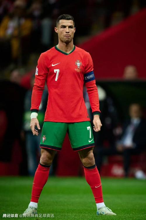 尼古拉斯·佩佩：C罗远不及梅西，圈内所有人都说梅西更好（尼古拉斯·佩佩：业内公认梅西更胜C罗一筹，C罗难以望其项背）