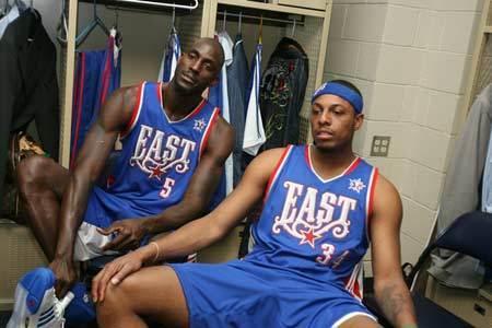 篮球勇士老将续约一年，球迷大呼：值得（勇士与老将再续一年，球迷直呼太值了）