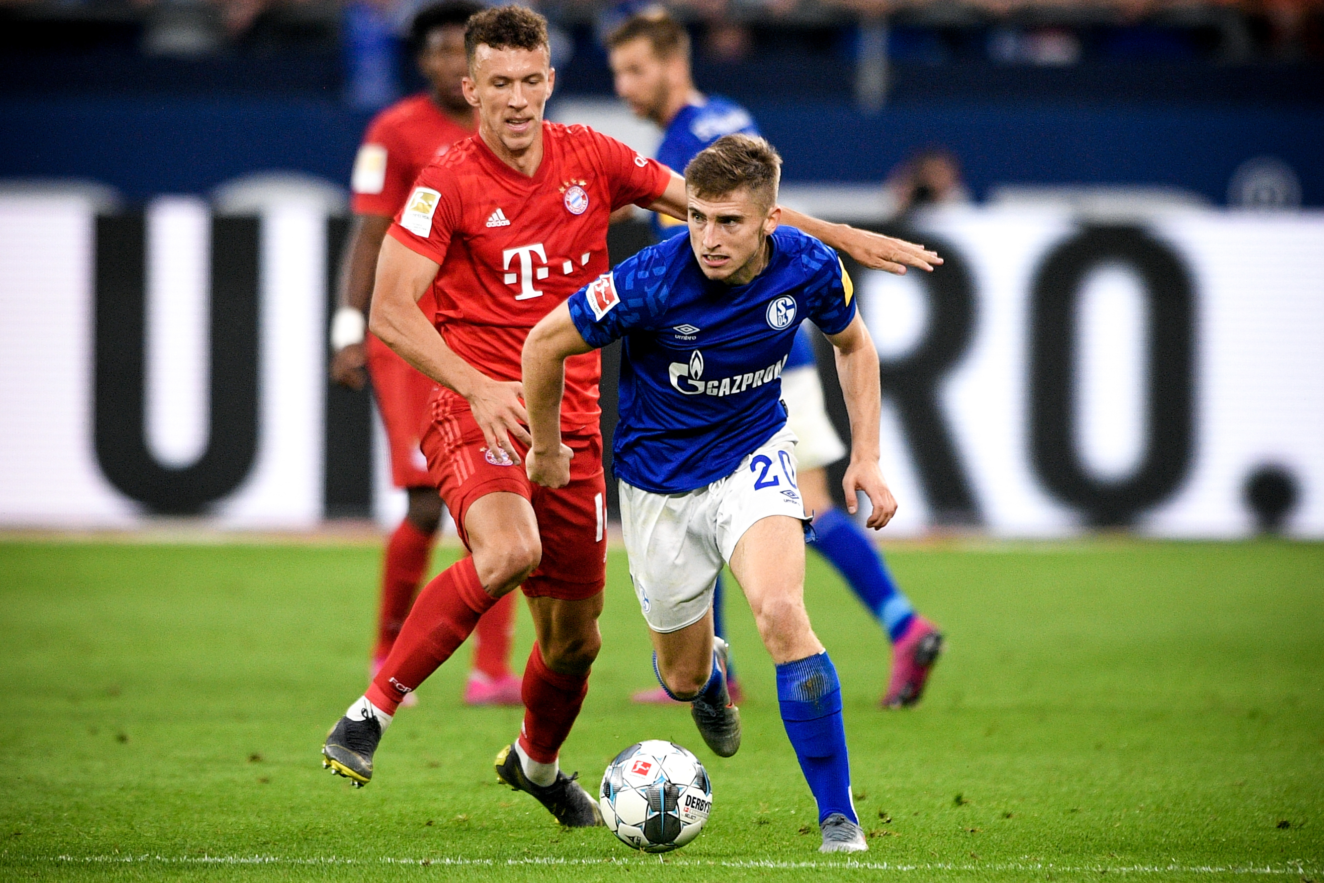 欧冠战报：库杜斯、西蒙斯点射，热刺3-0布拉格斯拉维亚（欧冠快讯：库杜斯、西蒙斯点球破门，热刺3-0完胜布拉格斯拉维亚）