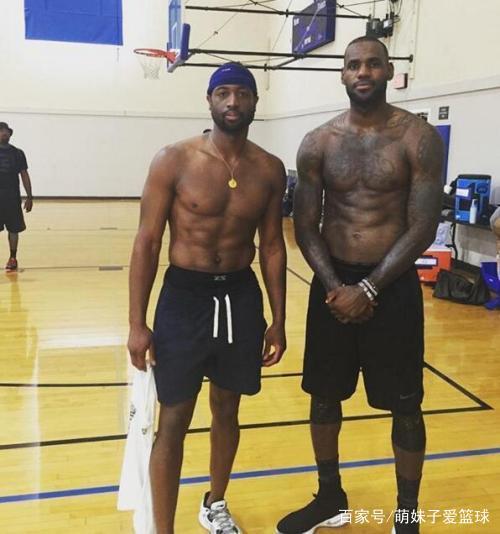 库教练上线！库里30秒手把手投篮教学 吧友们学会了吗？（库里化身教练，30秒手把手传授投篮技巧，吧友们学会了吗？）