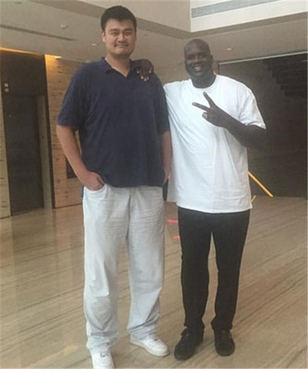 问题不大！李添荣和卢杜伟卡位时出现小摩擦 吹罚前者进攻犯规（无伤大雅！李添荣与卢杜伟卡位出现小摩擦，裁判吹李添荣进攻犯规）